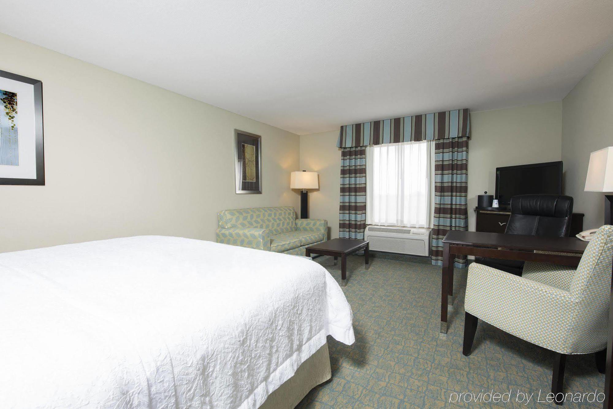 Hampton & Hotel